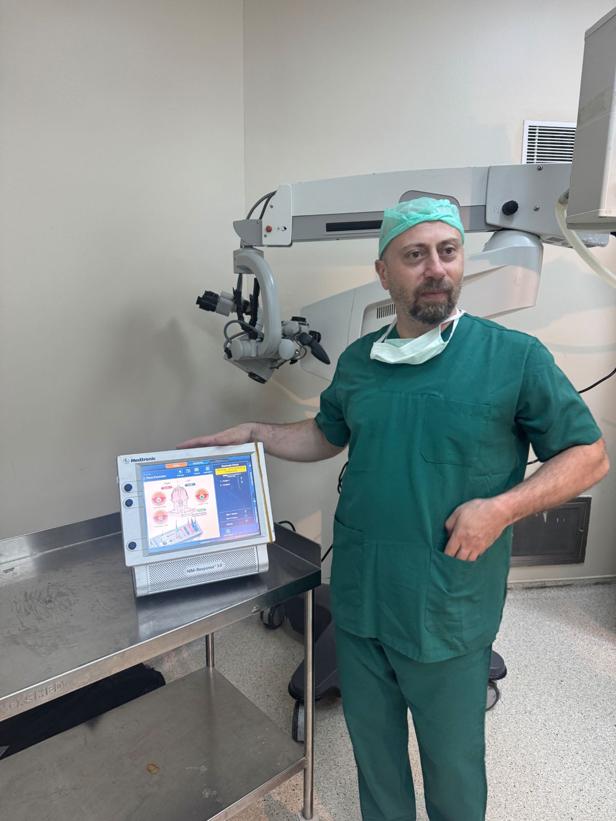 Op. Dr. Gökhan ATEŞ ameliyathanede Medtronic NIM-Response 3.0 sinir monitorizasyon cihazı ile